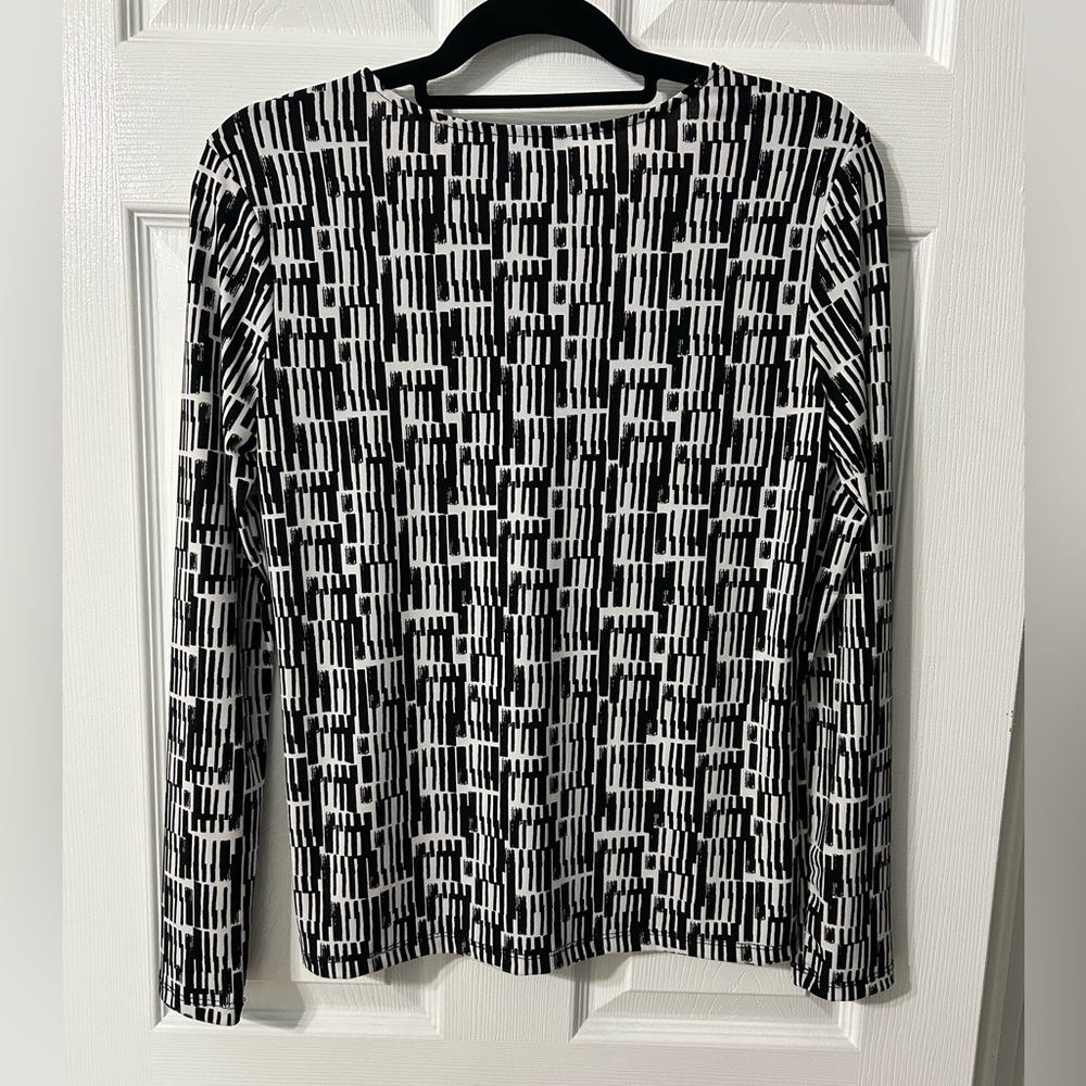 Tahari Monochrome Geometric Top - Picture 3 of 4